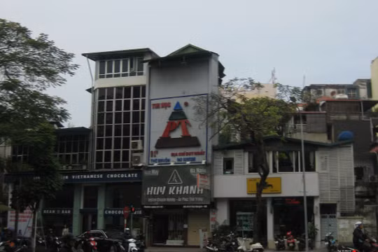 Trung tâm Tin học PT ở phố Thợ Nhuộm nay đã phải chia sẻ diện tích cho một hiệu may thời trang.