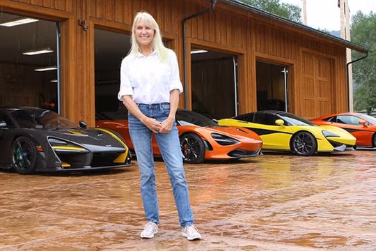 Cargill bên dàn siêu xe McLaren của mình. 