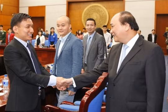 Nhà sáng chế "chân đât" Tạ Đình Huy được Thủ tướng Nguyễn Xuân Phúc gặp gỡ, động viên tại Diễn đàn gương mặt trẻ tiêu biểu của Việt Nam. Ảnh: Như Ý