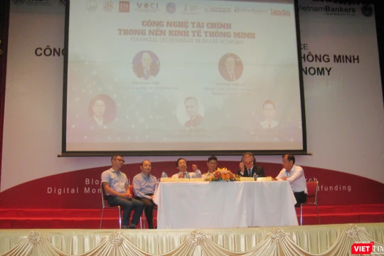 Các diễn giả tại phần tọa đàm của hội thảo "Công nghệ Tài chính trong nền kinh tế thông minh"