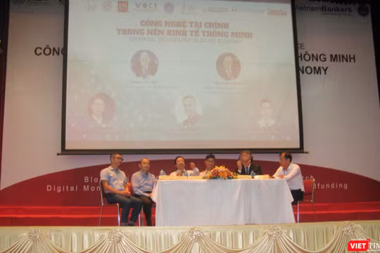 Các diễn giả tại phần tọa đàm của hội thảo "Công nghệ Tài chính trong nền kinh tế thông minh"