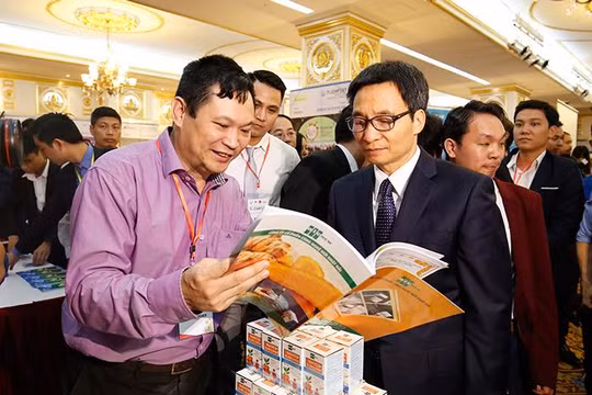 Phó Thủ tướng Vũ Đức Đam thăm gian hàng của OIC tại triển lãm Techfest 2016. (Ảnh do nhân vật cung cấp)