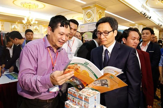 Phó Thủ tướng Vũ Đức Đam thăm gian hàng của OIC tại triển lãm Techfest 2016. (Ảnh do nhân vật cung cấp)