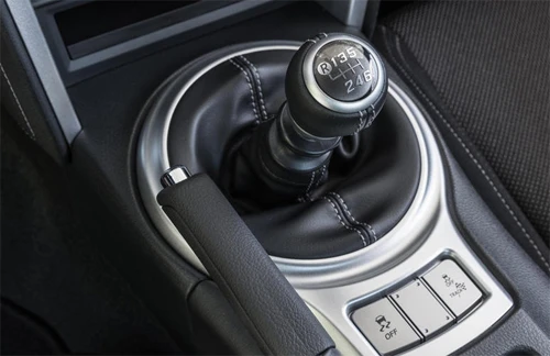 Cần số sàn trên xe thể thao Toyota 86. 