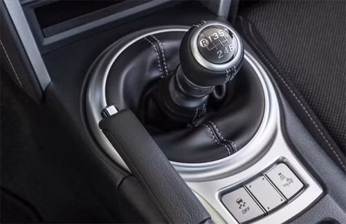 Cần số sàn trên xe thể thao Toyota 86. 