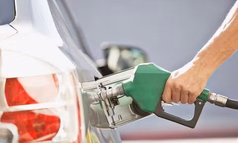 Đổ nhầm dầu diesel cho ô tô chạy bằng xăng tuy không nguy hiểm nhưng cũng làm xe chết máy