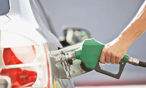 Đổ nhầm dầu diesel cho ô tô chạy bằng xăng tuy không nguy hiểm nhưng cũng làm xe chết máy