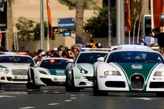 Kỷ lục Guinness công nhận Dubai có xe cảnh sát nhanh nhất thế giới, chiếc xe Bugatti Veyron (xe đầu đoàn) đạt tốc độ tối đa 407km/h, có giá 2,5 triệu USD