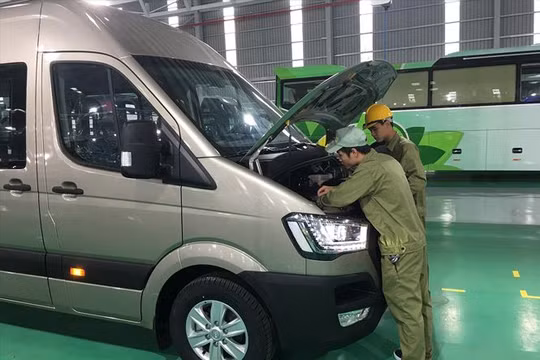 Các công nhân Thaco đang kiểm tra kỹ thuật xe buýt nhỏ Ảnh: Tuấn Nguyễn