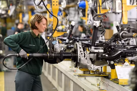 Một công nhân làm việc tại Jaguar Land Rover ở Castle Bromwich. Ảnh: theguardian.com