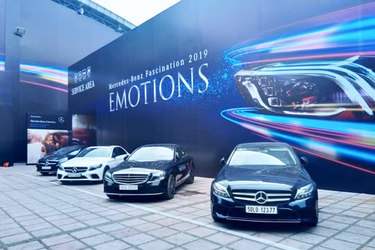 Ngoài cửa triển lãm