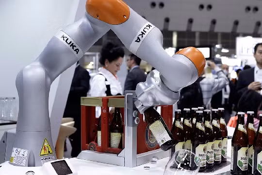Robot đã có mặt trong ngành sản xuất đồ uống ở nhiều nước.