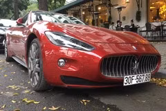 Một chiếc Maserati trên đường phố Hà Nội
