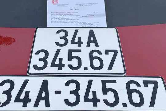 Tấm biển số xe gây xôn xao dư luận (Ảnh: Dân Việt) 