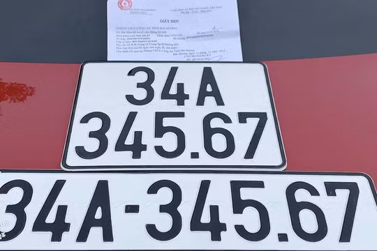 Tấm biển số xe gây xôn xao dư luận (Ảnh: Dân Việt) 