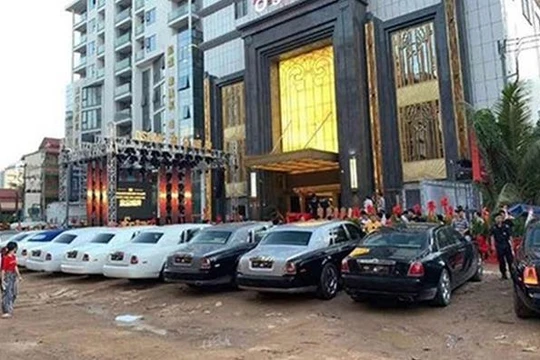 Những chiếc xe siêu sang Rolls-Royce đổ bộ trước casino ở Campuchia. 