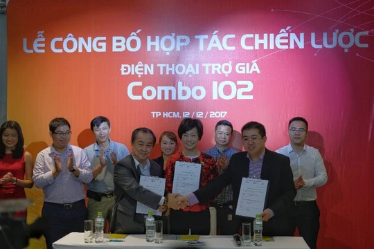 Đại diện Vietnammobile, FPT Shop và Samsung trong lễ ký kết hợp tác ngày 12/12/2017. Ảnh: ICT News