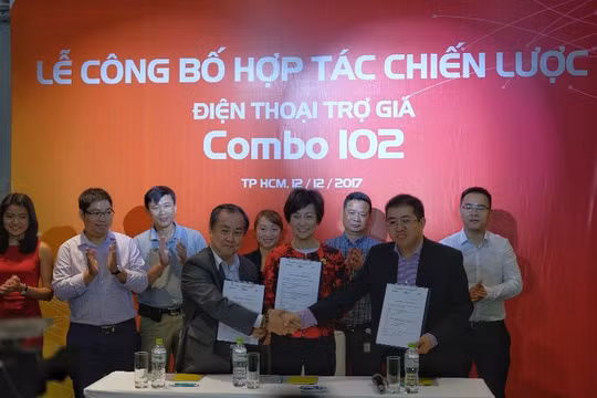 Đại diện Vietnammobile, FPT Shop và Samsung trong lễ ký kết hợp tác ngày 12/12/2017. Ảnh: ICT News