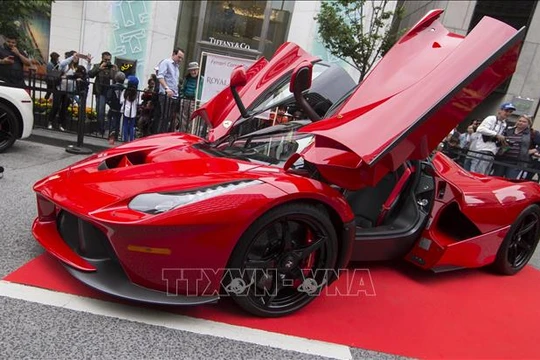 Một xe Ferrari F150 được trưng bày tại triển lãm xe Yorkville 2019 ở Toronto, Canada. Ảnh: THX/TTXVN 