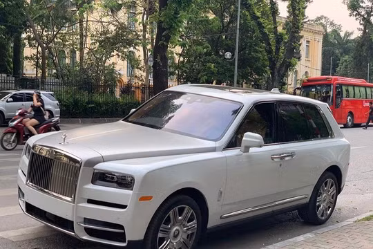  Rolls-Royce Cullinan bản tiêu chuẩn 7,4 tỷ ở Mỹ về Việt Nam đội giá tăng gấp 5-6 lần. 