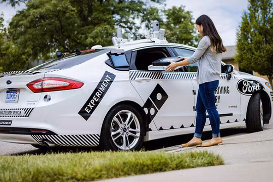 Hiện Ford đã phát triển được xe giao hàng tự động nhưng nhận thấy nhiều người lười...ra tận ngoài đường lấy đồ 