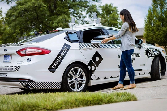 Hiện Ford đã phát triển được xe giao hàng tự động nhưng nhận thấy nhiều người lười...ra tận ngoài đường lấy đồ 