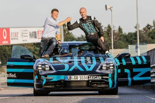 Mẫu siêu xe điện Taycan của Porsche vừa xác lập kỷ lục mới trên đường đua. 
