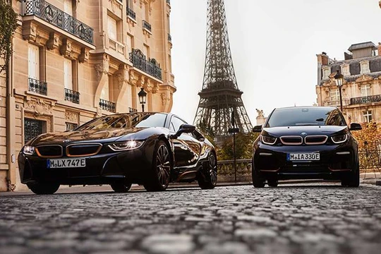 Cặp đôi i8 (trái) và i3s phiên bản bóng đêm. 