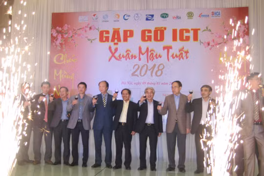 Lãnh đạo các hội, hiệp hội CNTT-TT cùng chúc rượu đầu năm tại chương trình Gặp gỡ ICT Mậu Tuất