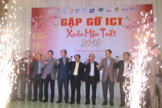 Lãnh đạo các hội, hiệp hội CNTT-TT cùng chúc rượu đầu năm tại chương trình Gặp gỡ ICT Mậu Tuất