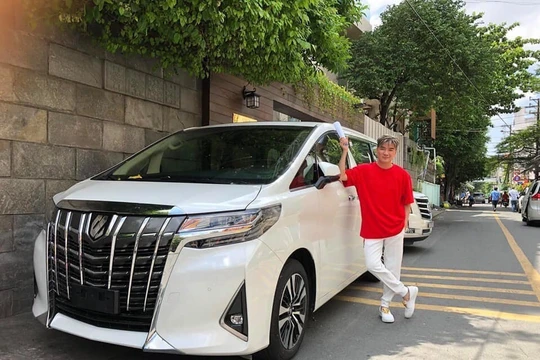 Đàm Vĩnh Hưng chụp ảnh cùng xe MPV hạng sang Toyota Alphard 2019 vừa nhận cách đây 4 ngày. 