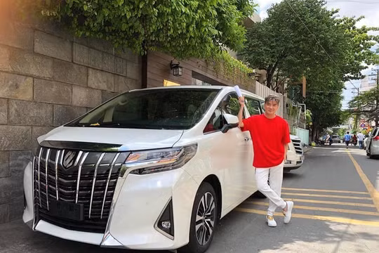 Đàm Vĩnh Hưng chụp ảnh cùng xe MPV hạng sang Toyota Alphard 2019 vừa nhận cách đây 4 ngày. 