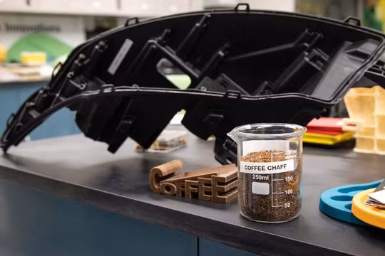 Vỏ hạt cà phê không chỉ gia cố kết cấu nhựa mà còn giúp cải thiện khả năng chịu nhiệt, giảm trọng lượng. 