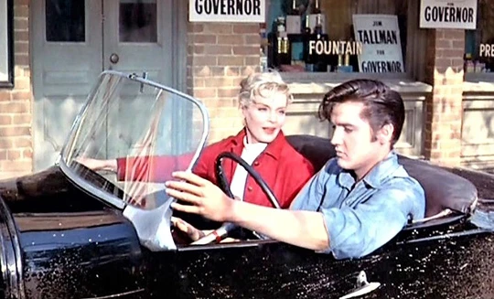 Elvis Presley và bạn diễn Lizabeth Scott trên chiếc xe đặc biệt trong bộ phim.