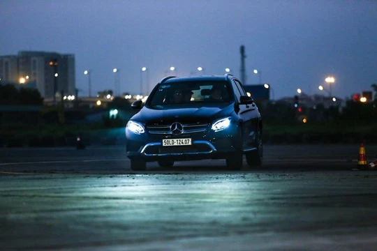 Lái xe cần sử dụng đèn khi đi đêm một cách hợp lý