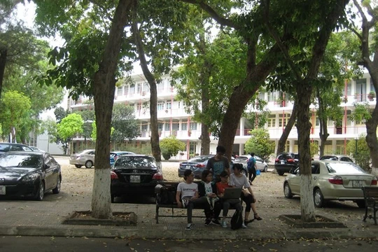 Sinh viên không đủ tư cách là "thượng đế" trong giáo dục vì tiền học phí của họ là do gia đình chu cấp