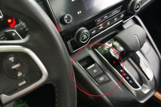 Vị trí phanh tay điện tử trên ô tô. Ảnh BD. 