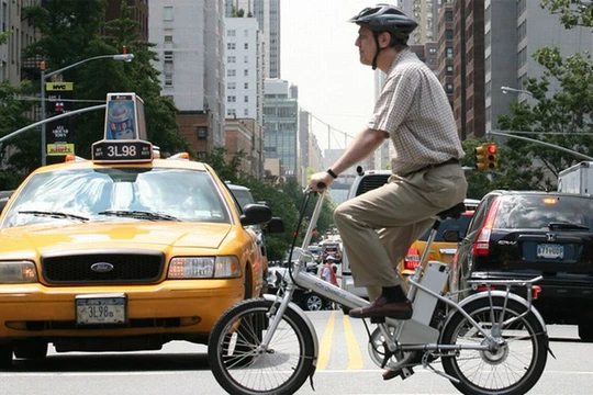 Một người đi xe đạp điện tại New York, Mỹ. Ảnh: Mark Lennihan 