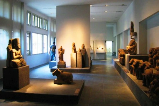 Các hiện vật trưng bày tại Bảo tàng Điêu khắc Chăm ở Đà Nẵng. Ảnh: website Bảo tàng Điêu khắc Chăm