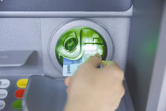 Tại Việt Nam, thẻ ATM chủ yếu dùng để rút tiền. Ảnh: THÀNH HOA