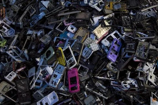 Điện thoại di động cũ bị vứt bỏ bên trong một xưởng ở thị trấn Guiyu, tỉnh Quảng Đông, Trung Quốc, ngày 10/6/2015. Ảnh: REUTERS