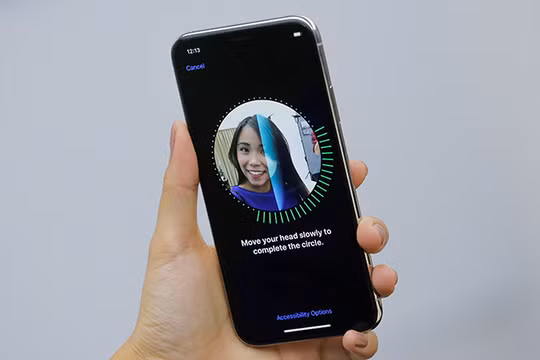 Face ID của Apple không dễ dàng bị đánh bại bởi đầu giả 3D như điện thoại Android. ẢNH: AFP
