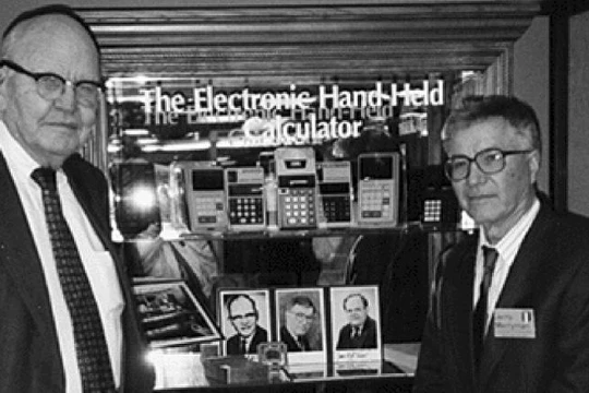  Jerry Merryman (phải) và Jack Kilby tại Bảo tàng Máy tính Mỹ ở Bozeman, bang Montana năm 1997.