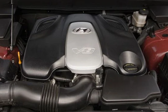 Động cơ Tau V8 xuất hiện lần đầu trên mẫu Hyundai Genesis. Ảnh: Autoblog