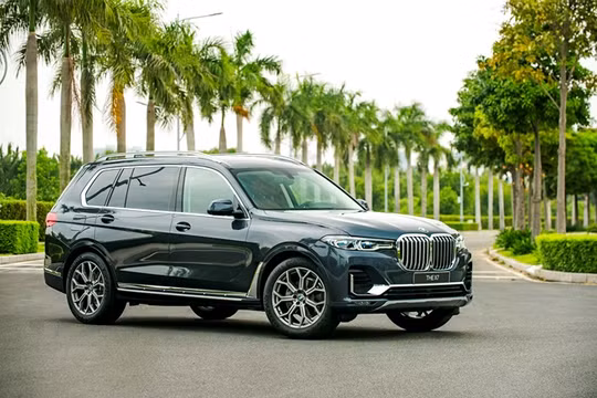 BMW X7 vừa được phân phối chính hãng ở Việt Nam.