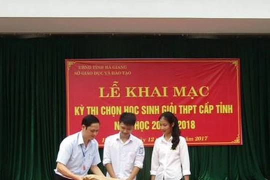 Ông Vũ Trọng Lương (bên trái) - người đã cố tình làm sai lệch kết quả thi tốt nghiệp THPT ở Hà Giang. Ảnh: FB nhân vật