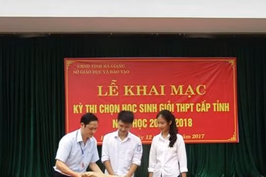 Ông Vũ Trọng Lương (bên trái) - người đã cố tình làm sai lệch kết quả thi tốt nghiệp THPT ở Hà Giang. Ảnh: FB nhân vật