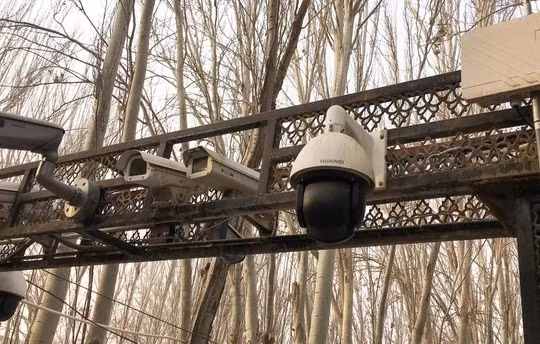 Camera an ninh tại lối vào nhà thờ Hồi giáo Id Kah ở Kashgar, Tân Cương. ẢNH: REUTERS