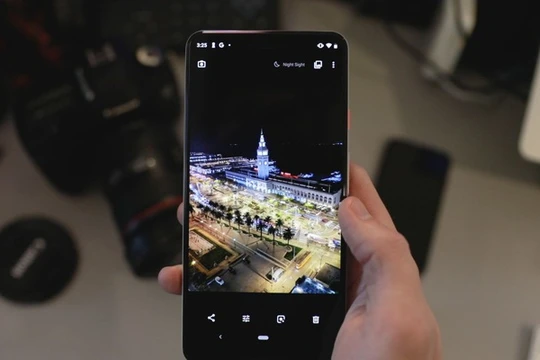 Hiện tại có khoảng 2 tỷ người truy cập internet chỉ qua smartphone - Ảnh: CNBC.