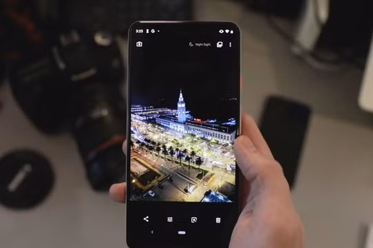 Hiện tại có khoảng 2 tỷ người truy cập internet chỉ qua smartphone - Ảnh: CNBC.